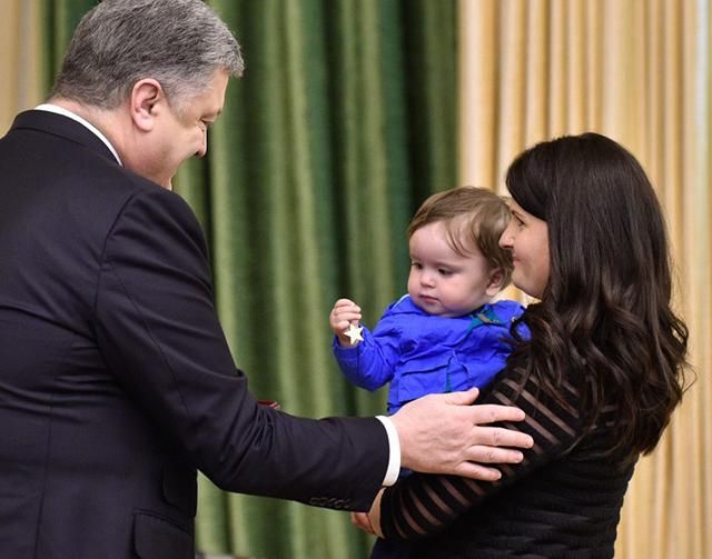 Трогательный момент: Порошенко передал военную награду маленькому сыну погибшего бойца АТО Трогательный момент: Порошенко передал военную награду маленькому сыну погибшего бойца АТО