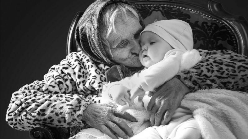 Зворушливий аукціон: у Львові продавали портрети літніх людей з немовлятами Зворушливий аукціон: у Львові продавали портрети літніх людей з немовлятами