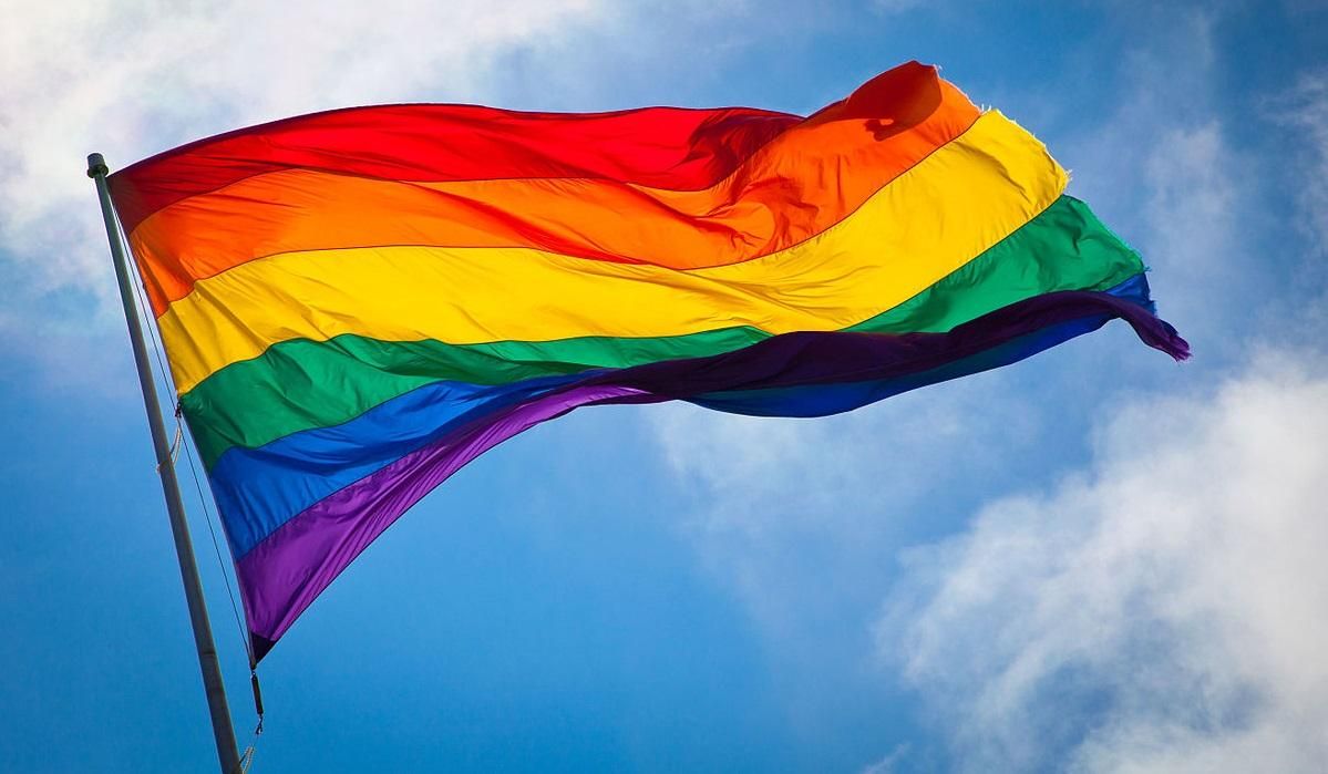 Помер чоловік, який придумав прапор ЛГБТ