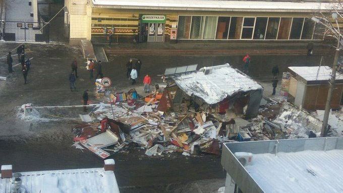 В Киеве коммунальщики снесли несколько десятков МАФов В Киеве коммунальщики снесли несколько десятков МАФов