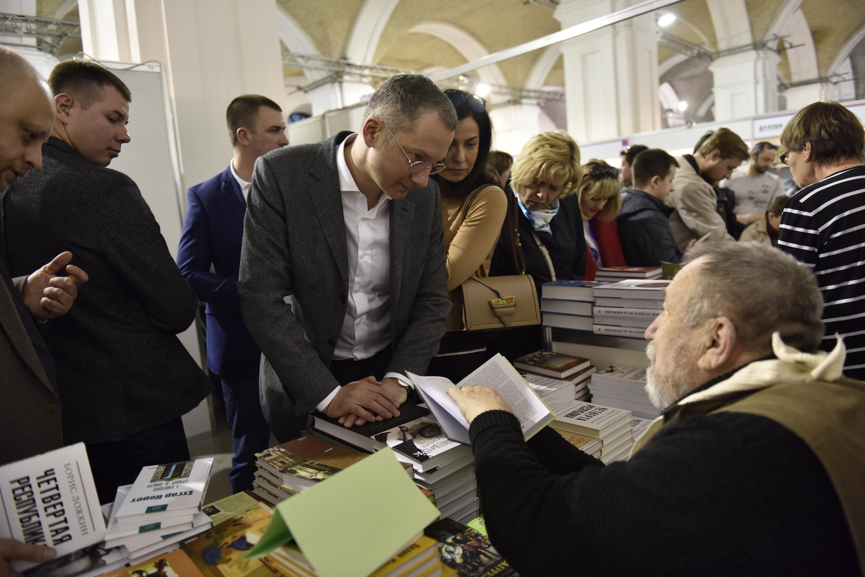 Борис Ложкин задекларировал коллекцию картин, книг и беговую дорожку