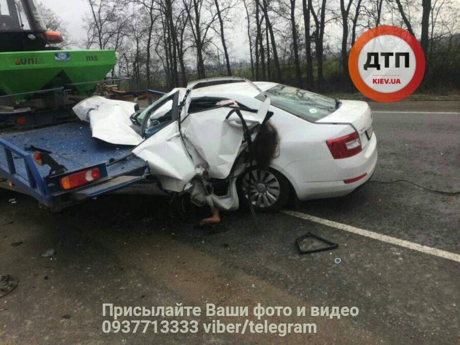 У Києві авто влетіло в евакуатор: опублікували фото