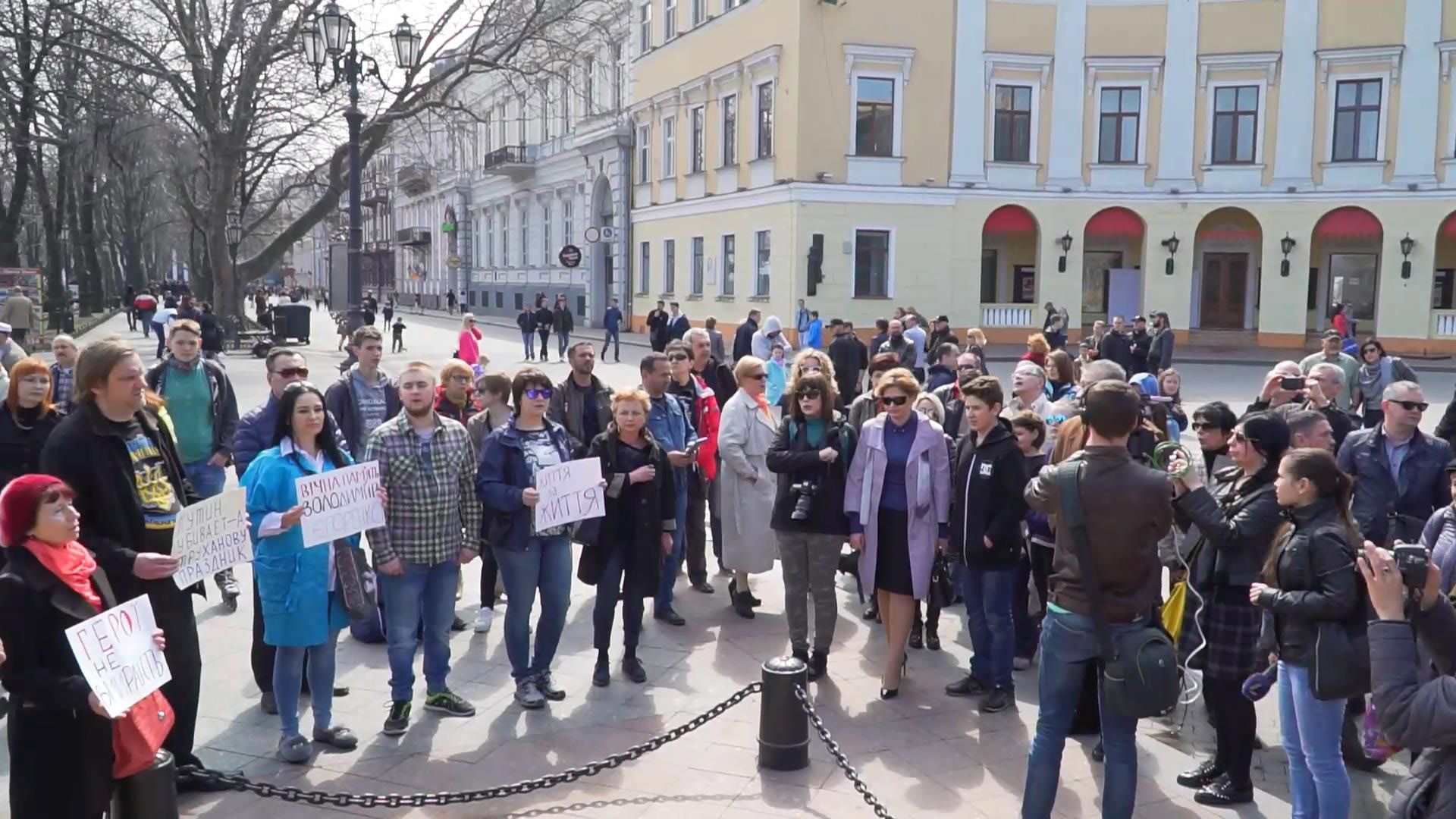 В честь погибших бойцов АТО устроили молчаливый митинг В честь погибших бойцов АТО устроили молчаливый митинг