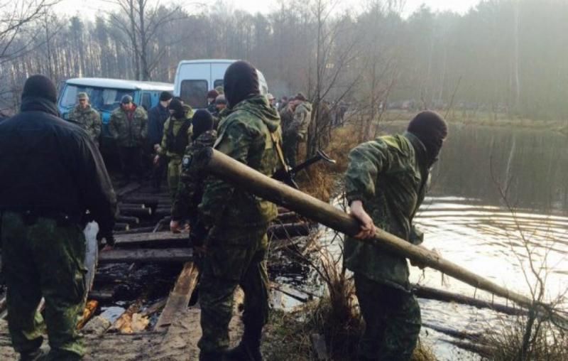 Бурштинокопачі на Рівненщині розібрали міст та вступили у перепалку з поліцією
