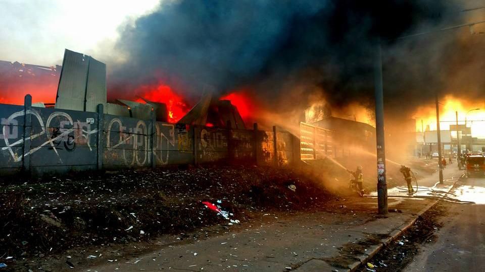 В Киеве произошел серьезный пожар на складах: фото, видео