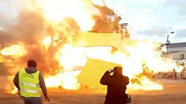 На карнавале во Франции прогремел мощный взрыв: в сети обнародовали видео (18+)