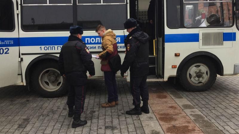 У Москві знову неспокійно: до центру стягнули ОМОН, є перші затримані 