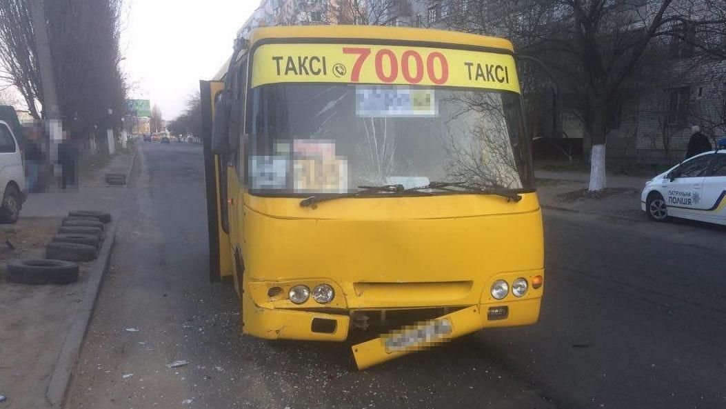 Маршрутка протаранила "скорую" в Одессе: среди пострадавших ребенок Маршрутка протаранила "скорую" в Одессе: среди пострадавших ребенок