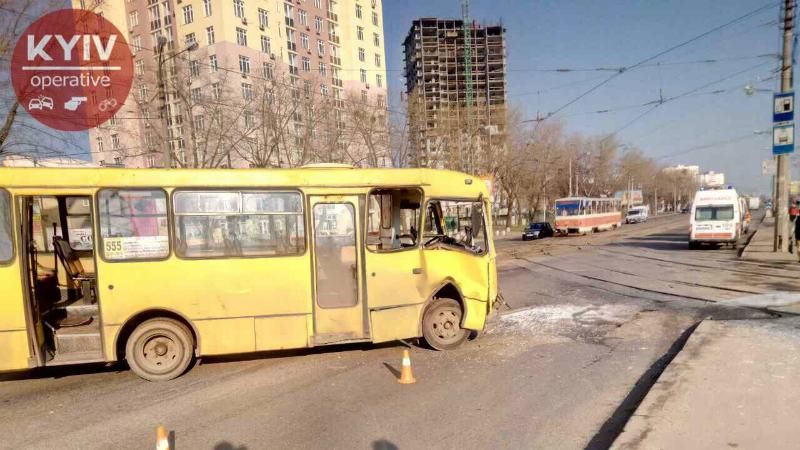 Мартшрутка і трамвай зіткнулись у Києві: є постраждалі Мартшрутка і трамвай зіткнулись у Києві: є постраждалі