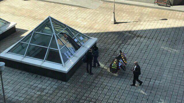 Безпрецедентний психологічний тиск на "Самопоміч": депутату влаштували "похорон" під вікнами Безпрецедентний психологічний тиск на "Самопоміч": депутату влаштували "похорон" під вікнами