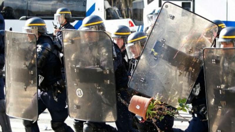 На вулицях Парижа зчинилась сутичка між поліцією та мігрантами: з'явилось відео