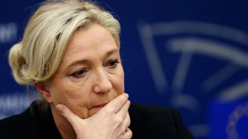 У Франції провели мітинг проти "подруги Путіна" У Франції провели мітинг проти "подруги Путіна"