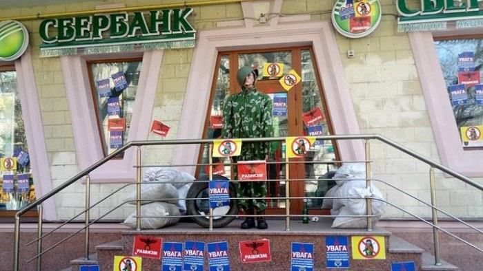 В Одесі активісти обклеїли відділення "Сбербанку" ганебними листівками