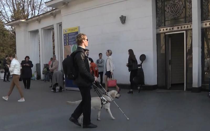 Незрячего мужчину не пустили в метро из-за собаки-поводыря