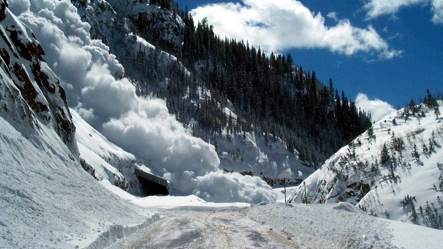 Спасатели предупреждают о сходе лавин в Карпатах Спасатели предупреждают о сходе лавин в Карпатах