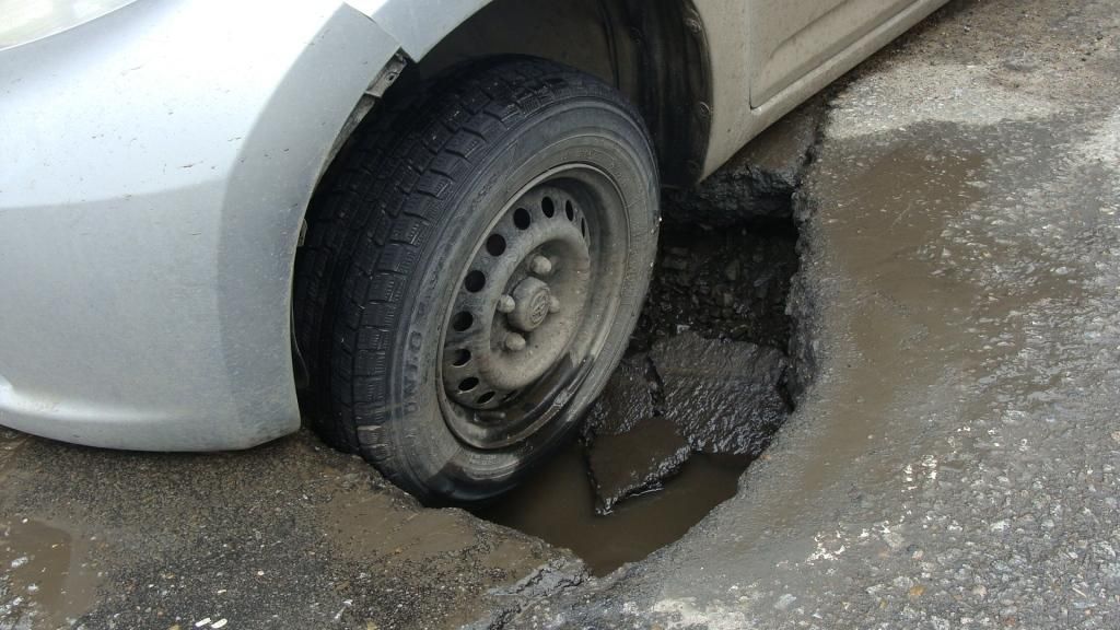 Як отримати компенсацію від комунальників, якщо ви зламали авто через яму на дорозі