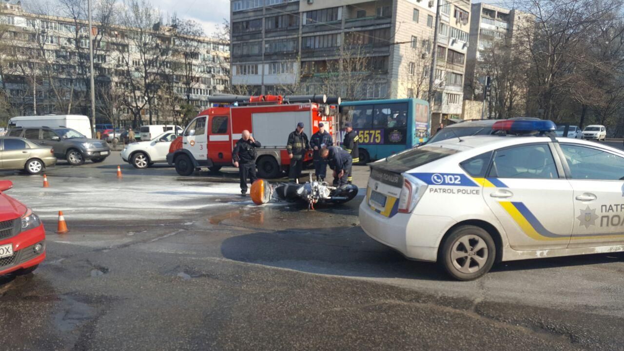У Києві позашляховик збив мотоцикліста: опублікували фото