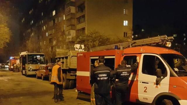 У Києві на Татарці горіла багатоповерхівка: людей знімали драбиною У Києві на Татарці горіла багатоповерхівка: людей знімали драбиною