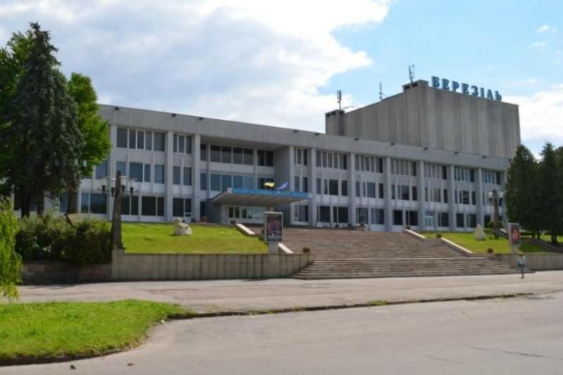 Из тернопольского дворца культуры похитили 180 тысяч гривен, пистолеты и видеорегистратор
