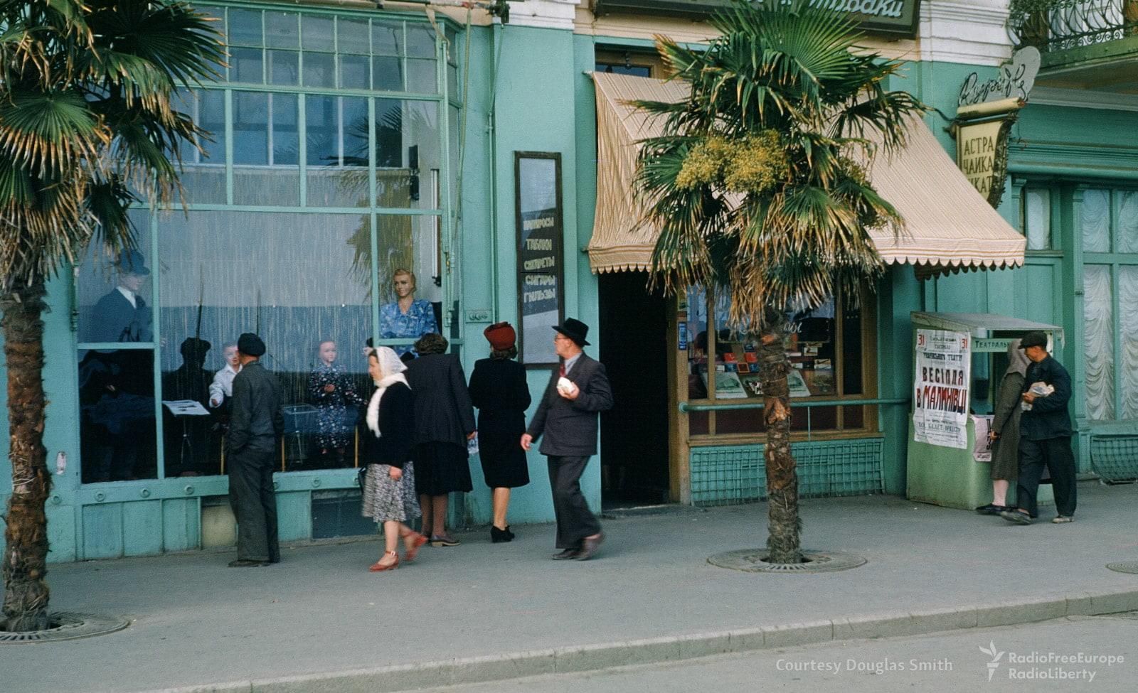 У мережі з'явились невідомі раніше знімки Києва та Ялти 50-х років У мережі з'явились невідомі раніше знімки Києва та Ялти 50-х років