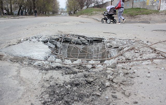Грузовик провалился в яму на дороге в Днепре