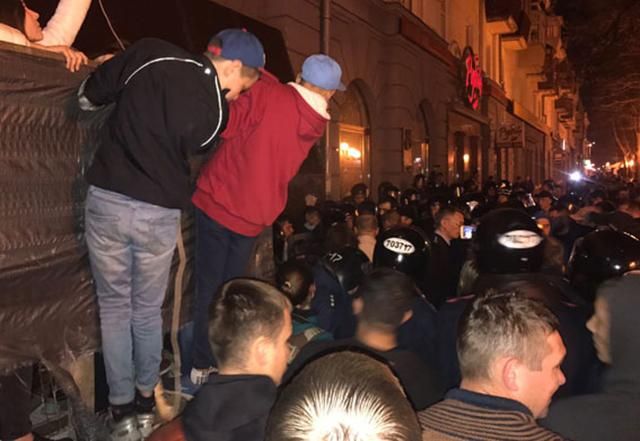 Столкновения в Полтаве завершились задержаниями и больницей Столкновения в Полтаве завершились задержаниями и больницей