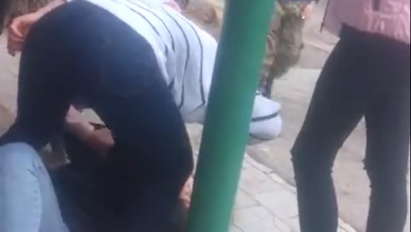 З'явилося відео ще одного жорстокого побиття з боку дівчат у Чернігові 