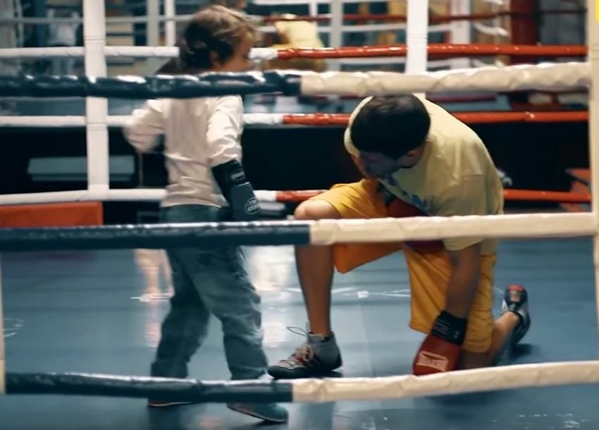 Син відправив Ломаченка у нокаут: курйозне відео