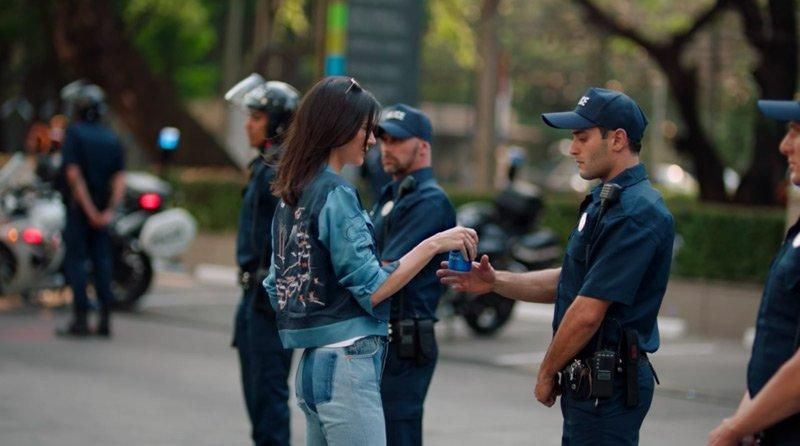 Из-за скандала Pepsi удалили свою рекламу и извинились за нее
