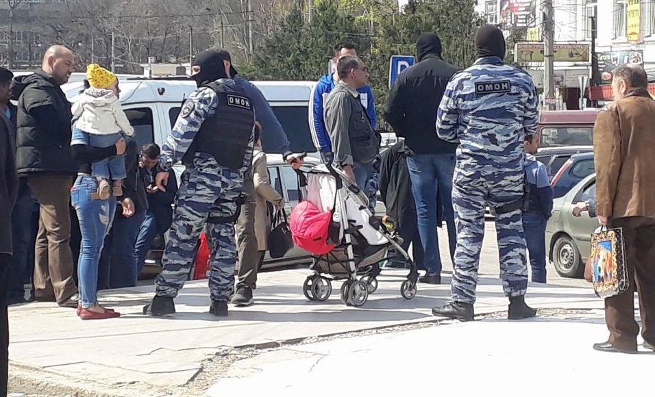 На ринку Сімферополя ОМОН почав масові затримання На ринку Сімферополя ОМОН почав масові затримання