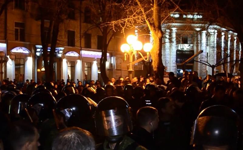 "Титушки", атошники, полиция и слезоточивый газ: почему произошла резня в Полтаве
"Титушки", атошники, полиция и слезоточивый газ: почему произошла резня в Полтаве