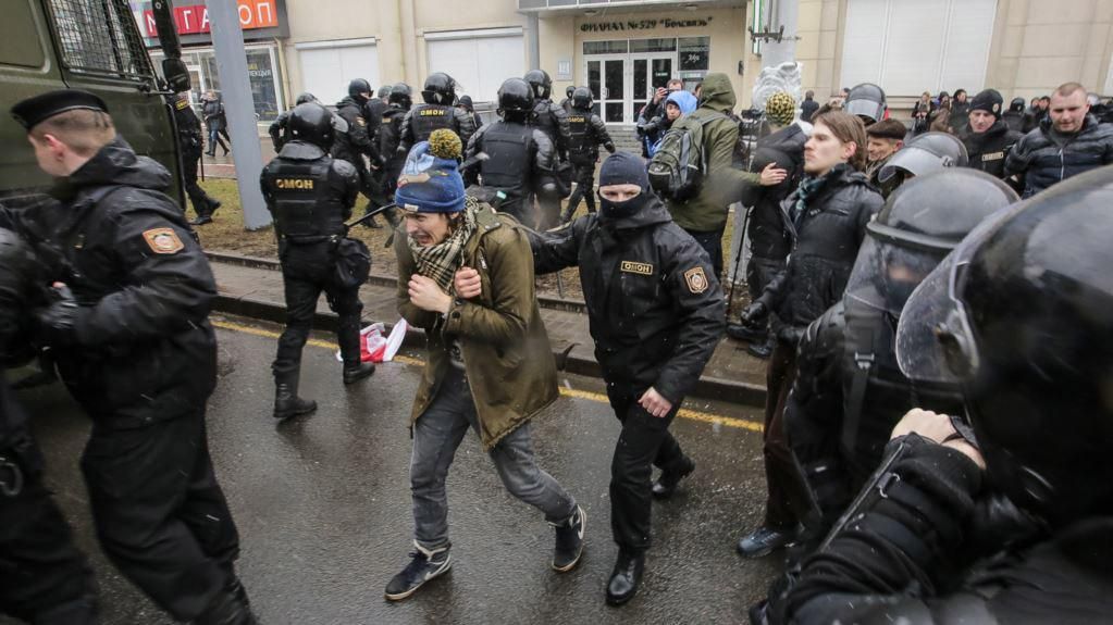 Європарламент пригрозив Білорусі новими санкціями через масові затримання демонстрантів