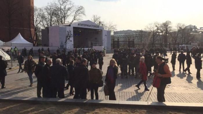 Тысячи россиян собрались в Москве на акцию против терроризма Тысячи россиян собрались в Москве на акцию против терроризма