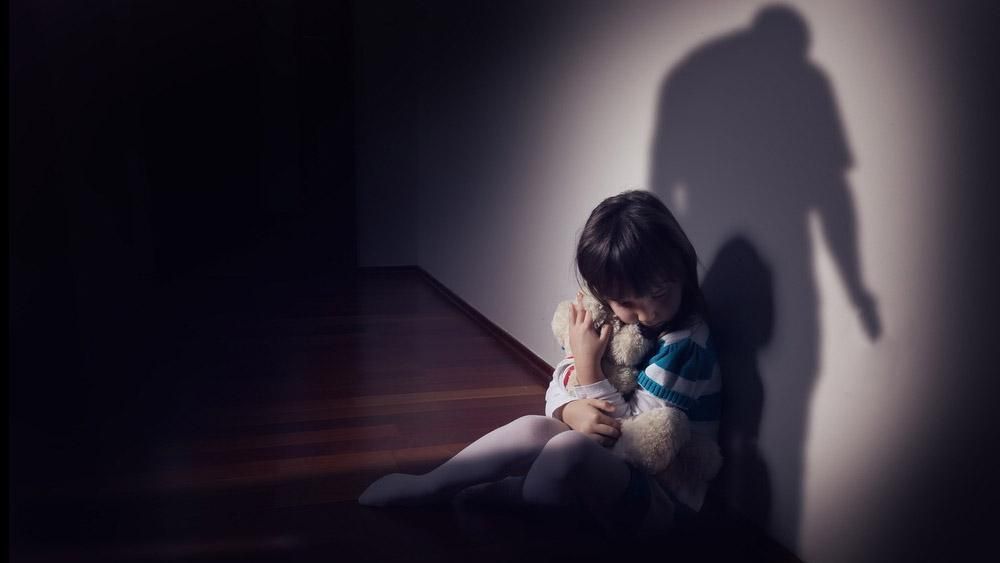 Методы воспитания: отец жестоко избил трехлетнюю дочь в Ровно