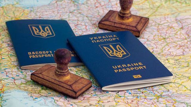 Усі центри з видачі закордонних паспортів зупинилися через обшуки СБУ