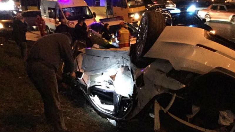 Смертельная авария в Киеве: авто перевернулось на крышу, погибла молодая женщина Смертельная авария в Киеве: авто перевернулось на крышу, погибла молодая женщина