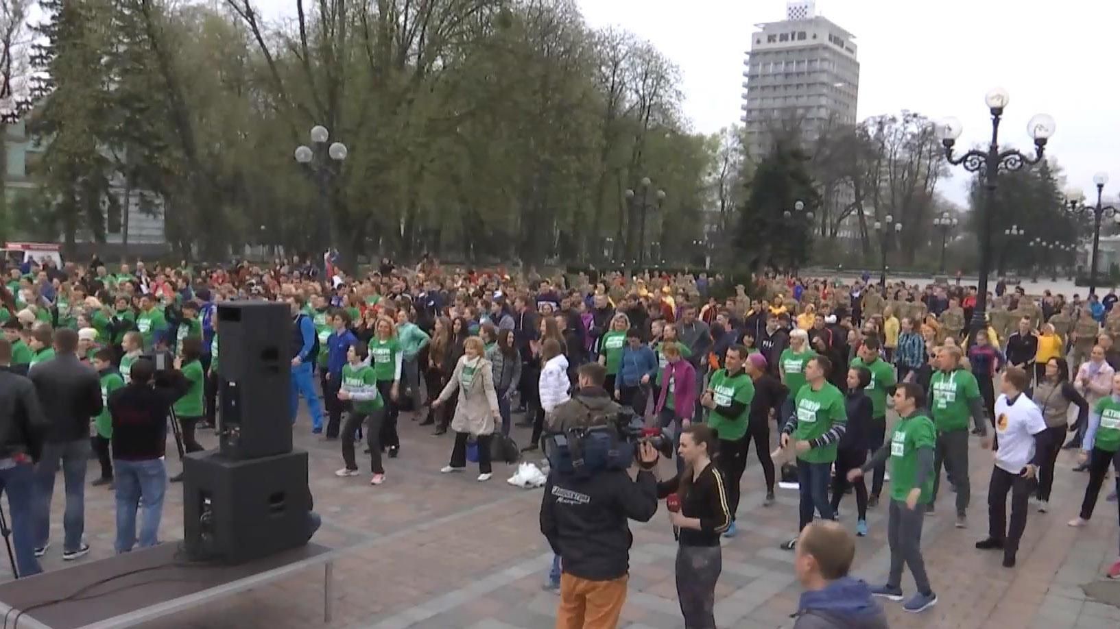 Всемирный день здоровья: сотни киевлян собрались под парламентом на зарядку