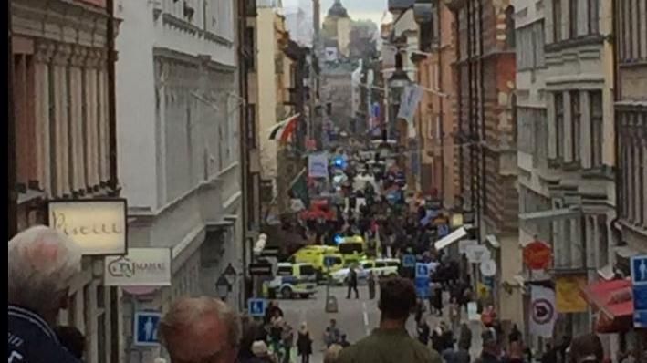 Грузовик влетел в толпу людей в Стокгольме: есть погибшие