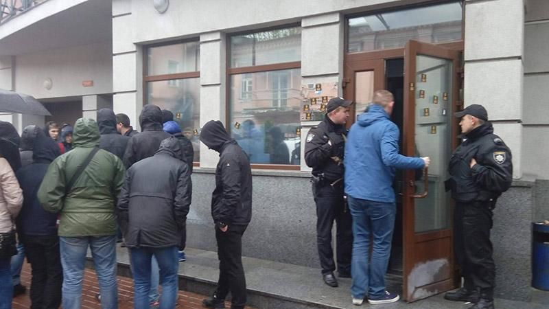 Націоналісти заблокували російське представництво в Києві і зірвали "диктат" Націоналісти заблокували російське представництво в Києві і зірвали "диктат"