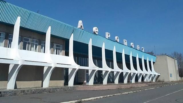 Дірява стеля і калюжі посеред терміналу: як зараз виглядає аеропорт в Миколаєві