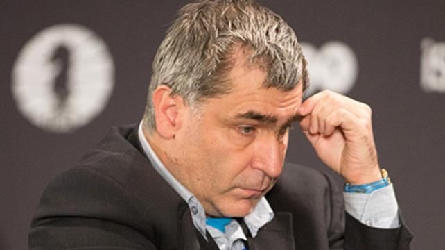Шахматный гроссмейстер Василий Иванчук уверенно обыграл Хоу Ифань