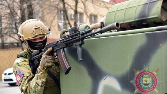 Український спецназ "штурмував" будівлю Маріупольського порту: видовищні фото