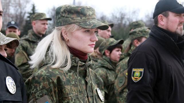 Украинская девушка-офицер выманила и схватила опасного боевика