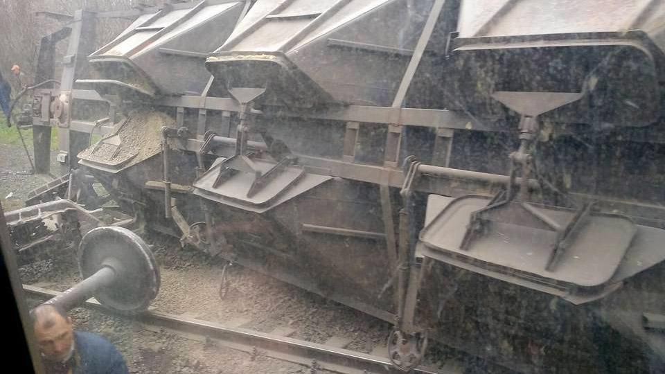 Під Маріуполем потяг зійшов з колії: опубліковано вражаючі фото