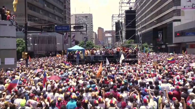 Мирний марш у Венесуелі переріс у сутички з поліцією: понад 100 затриманих
