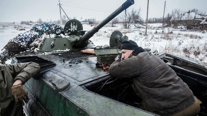Новини АТО: українські військові не відкривають вогонь попри активні обстріли бойовиків