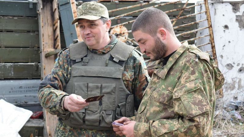 Защитнику Авдеевки вручили награду за проявленный героизм на передовой Защитнику Авдеевки вручили награду за проявленный героизм на передовой