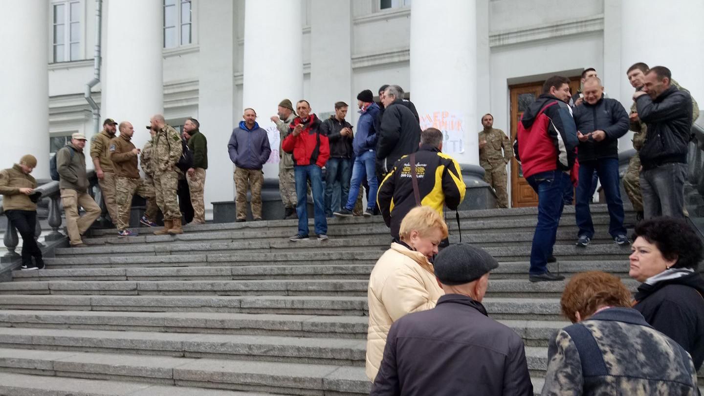 Активисты заблокировали входы в мэрию в Полтаве