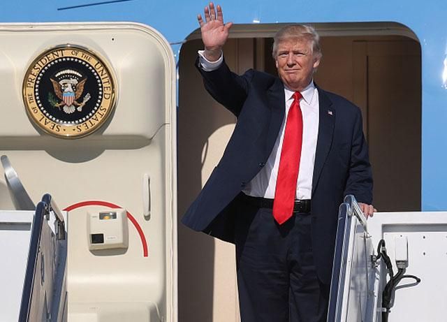 К самолету Трампа опасно близко подлетело военное воздушное судно К самолету Трампа опасно близко подлетело военное воздушное судно