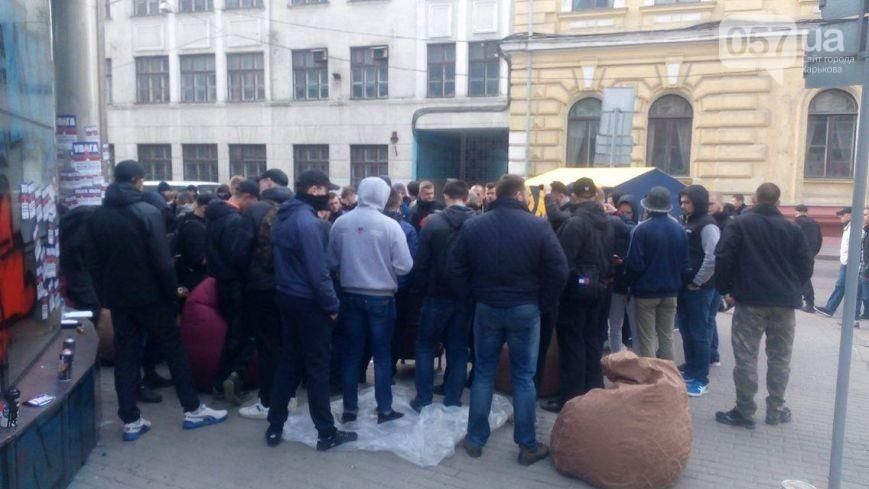 Возле "Сбербанка" в Харькове произошли столкновения: опубликованы видео